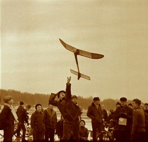 Lennokkitapahtuma Malmin lentoasemalla 1960-luvun alussa. Aktiivinen lennokkitoiminta on innostanut nuoria mukaan Malmin ilmailuyhteisöön jo lentokentän ollessa vielä rakenteilla 1930-luvulla.