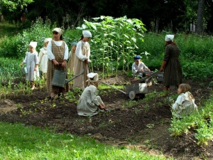 Lapsia puutarhatöissä.