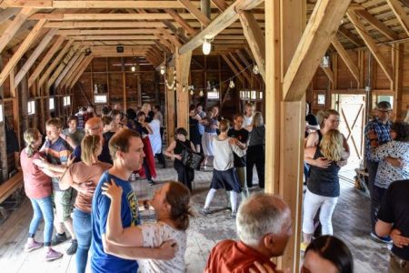 Nordic Dance -workshop Kaustinen Folk Music Festivalilla Maunon makasiinissa heinäkuussa 2019. Kuvaaja: Krista Järvelä