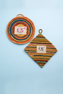 Kaksi värikästä patalappua, joihin on kirjailtu 1,5 astetta