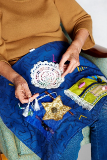 Värikäs hypistelypeitto naisen sylissä