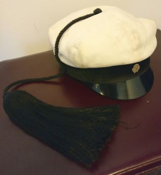 Tupsullinen teekkarilakki.