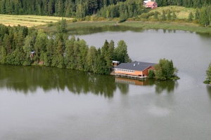 Ilmakuva järven keskellä olevasta Särkän lavasta.