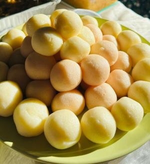 Bangladeshilainen, juustosta valmistettu jälkiruoka. Kuvassa vaaleita juustopalloja lautasella.