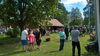 Yleisöä Helinin torpan pihalle kauniista kesäpäivästä ja Pyhärannan kotiseutuyhdistyksen tarjoamasta ohjelmasta nauttimassa oli runsaasti. Kuva otettu 31.7.2016. Kuva: Jukka Alhoranta