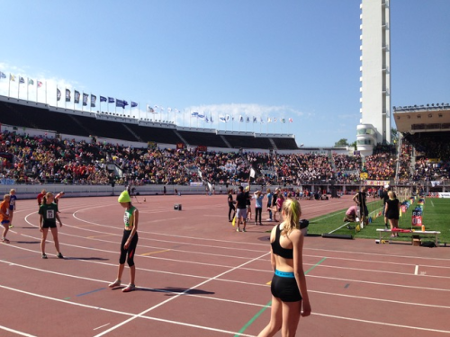 I väntan på stafettpinnen vid första växelplatsen på Olympiastadion. Photo:Stafettkarnevalen