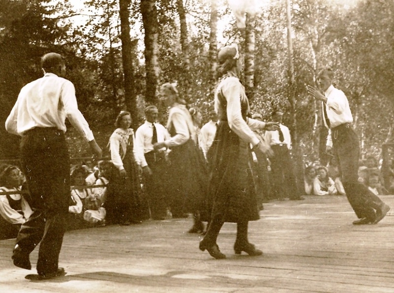Tiedosto:Terjärvbor dansar purpuri 1945.jpg