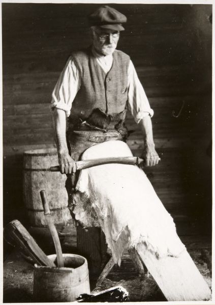 Tiedosto:Nahkuri kaapii lampaantaljaa pummilla.jpg