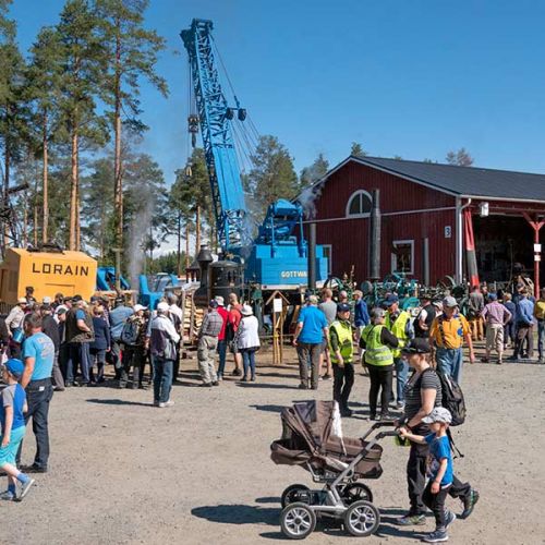 Vanhat koneet vetävät puoleensa myös lapsiperheitä. Kuva: Oulaisten Valovoima ry