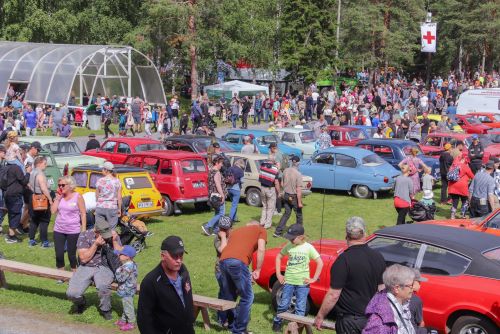 Autot herättävät paljon mielenkiintoa. Kuva: Oulaisten Valovoima ry