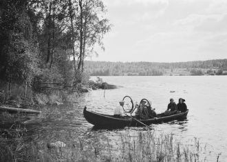Veneilijöitä järvellä.