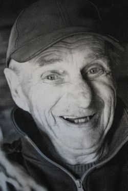 Hannes Risto hymyilemässä leveästi.