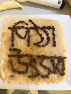 Kuva bangladeshilaisesta lehtitaikinaleivonnaisesta, jossa on rusinoita päällä.