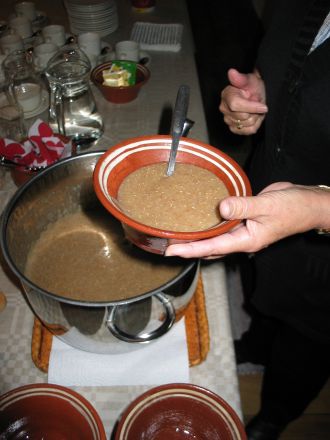 Puurokulho ruokailijan käsissä.