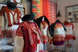 Korsnäsinpaitoja mannekiinien yllä.