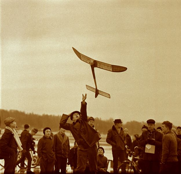 Tiedosto:Lennokkitoimintaa-malmilla-1960-luvun-alussa-matti-korjula.jpg