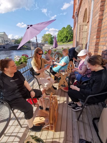 Tiedosto:Verkarannan terassilla kehräämässä.jpg