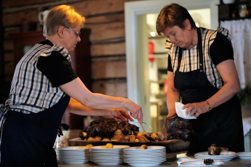 Hostesses serving särä.