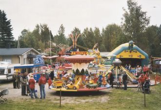 Karuselli ja pomppulinna.