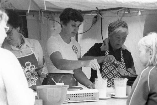 Marttojen letunpaistajat työssä Kouvola-päivillä 1980.