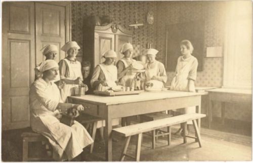 Valtakunnallinen Suomen kotitalousopettajayhdistys (myöhemmin Kotitalousopettajien liitto – hushållslärarnas förbund ry) perustettiin vuonna 1918.