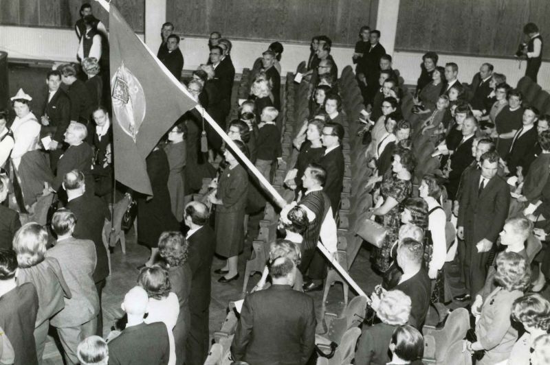 Tiedosto:Kuurojen Liiton lippu tuodaan juhlasaliin vuoden 1964 kulttuuripäivien avajaisissa.jpg