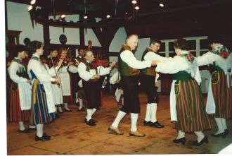 Dansare i folkdräkter.