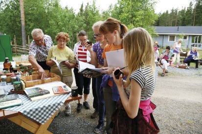 villiyrttikurssilaiset tutustuvat materiaaleihin