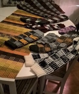 Peilikäs raanuja ja neuleita, Sotkamon kansalaisopiston opiskelijatöiden näyttely