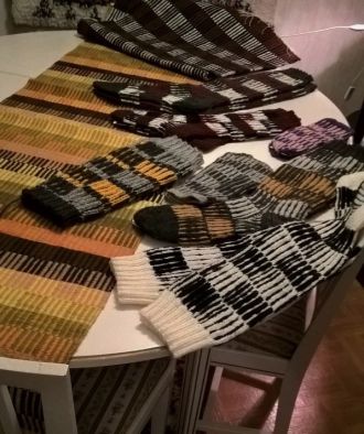 Peilikäs raanuja ja neuleita, Sotkamon kansalaisopiston opiskelijatöiden näyttely