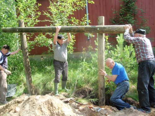 Käsinsahausta kutsuttiin leikkimielisesti Kinnaskosken sahaksi. Pyhärannan Polttilan kylään kotiseutumuseon pihalle aktiiviset kotiseutuihmiset rakensivat nykypäivän rakentajien hämmästeltäväksi lankkusahan. Pilarit juntattiin tukevasti maahan. Kuva otettu 16.7.2016. Kuvan ottaja Jukka Alhoranta.