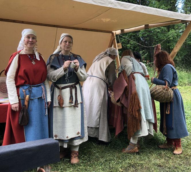 Tiedosto:Muinaispukuja Birckalassa.jpeg