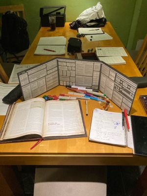 roolipelin pelinjohtajan muistiinpanoja näkösuojan takana