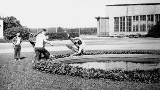 Perinteinen lentäjänkaste ensimmäisen yksinlennon jälkeen Malmin lentoasemalla kesällä 1966.