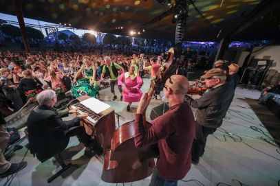 Yökatrilli Kaustinen Folk Music Festivalilla 2025. Kuva Otso Heinsola.