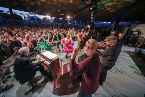 Yökatrilli Kaustinen Folk Music Festivalilla 2025. Kuva Otso Heinsola.