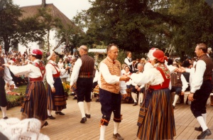 The purpuri being performed at the national heritage days. The dancers are wearing Finnish national costumes.