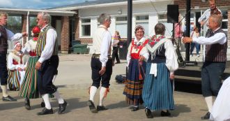 Purpuridansarna uppför purpurin under festivalen i Kaustby 2016