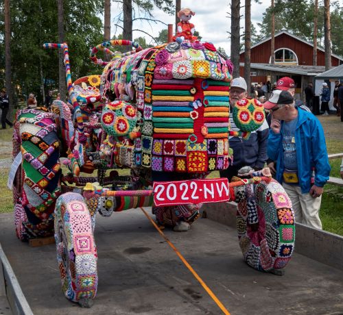 Virkkauksilla koristeltu traktori vuonna 2022. Kuva: Oulaisten Valovoima ry