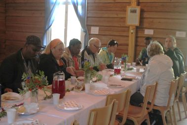 Puuron syöjiä pöydän ympärillä.