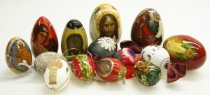 Värikkäitä pääsiäismunia, joita koristaa esimerkiksi kuvat Jeesuksesta ja Mariasta.