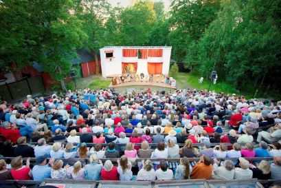 Lots of audience at the theatre.
