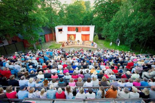 Lots of audience at the theatre.