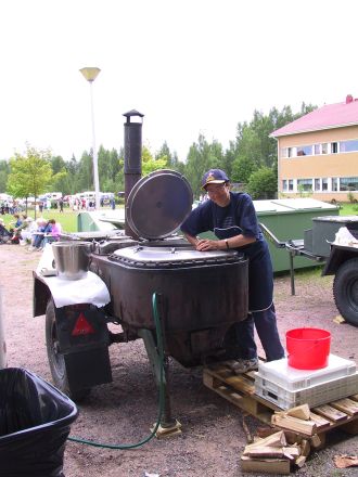 Nainen puhdistaa kenttäkeitintä.