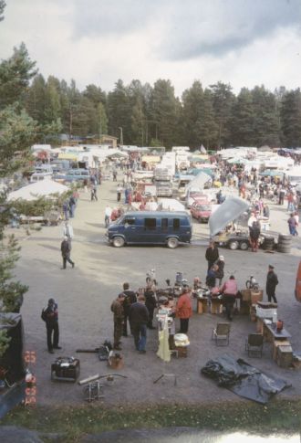 Lukuisia kojuja ja markkiankävijöitä.