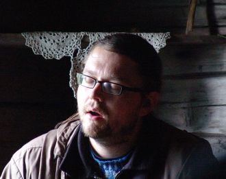 Henkilö laulaa silmät kiinni.