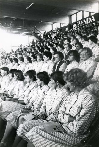 Suuri joukko maa- ja kotitalousnaisia juhlakatsomossa.