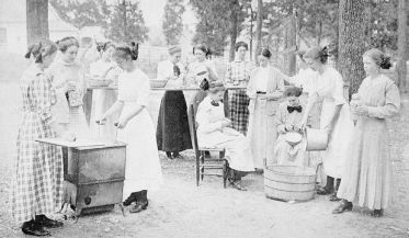 Marttaneuvojat kahvitauolla koulutuksen lomassa Orimattilassa vuonna 1916. Kuva: Marttaliitto.