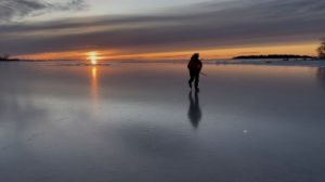 Retkillä nautitaan luonnon tarjoamista elämyksistä. Ohessa auringonlasku Luvian merijäillä.