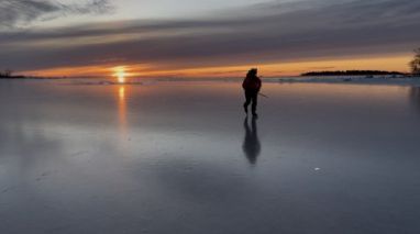 Retkillä nautitaan luonnon tarjoamista elämyksistä. Ohessa auringonlasku Luvian merijäillä.